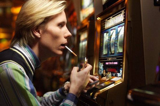 Почему после поражения геймеры вновь приходят в казино?