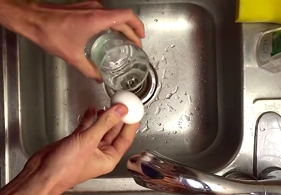 Лайфхак: как быстро и легко очистить вареное яйцо